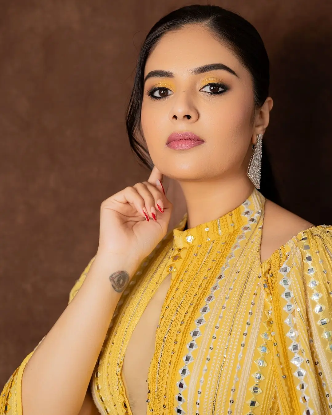 maa tv anchor sreemukhi in long yellow gown